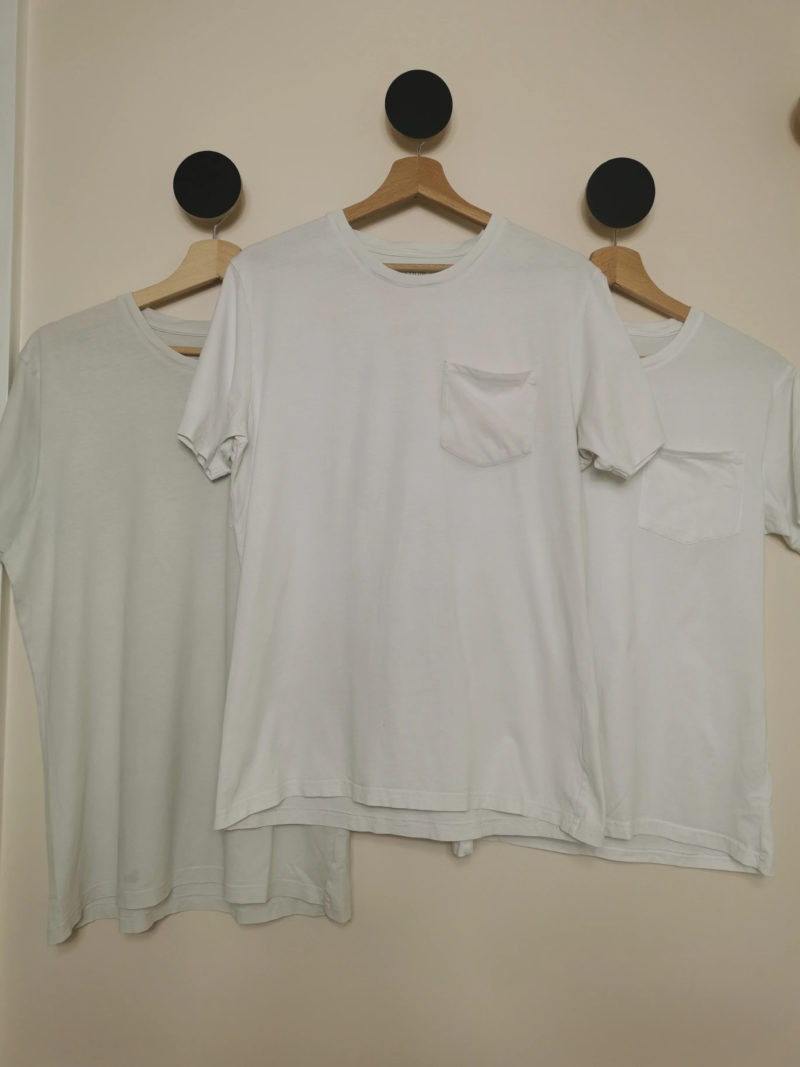 Tadam ! À gauche : le t-shirt de Clément grisé. À droite : le t-shirt neuf. Au milieu : l'autre t-shirt grisé de Clément après une nuit dans une bassine de percarbonate de soude.