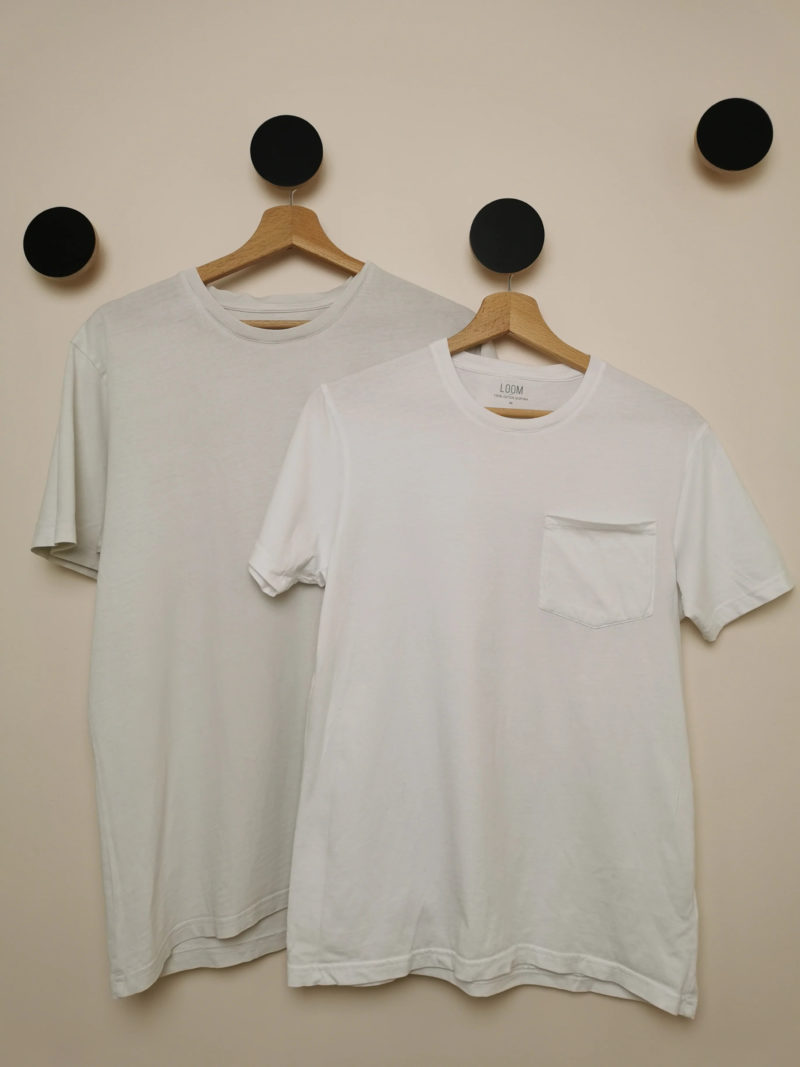 A gauche : un des t-shirts “grisés” de Clément. À droite : un t-shirt neuf, jamais porté (donc bien blanc).