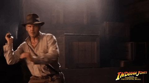 GIF Indiana Jones se défendant avec son fouet